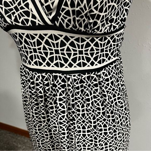 Short sleeve knee length geometric print dress with attached belt - Picture 5 of 13